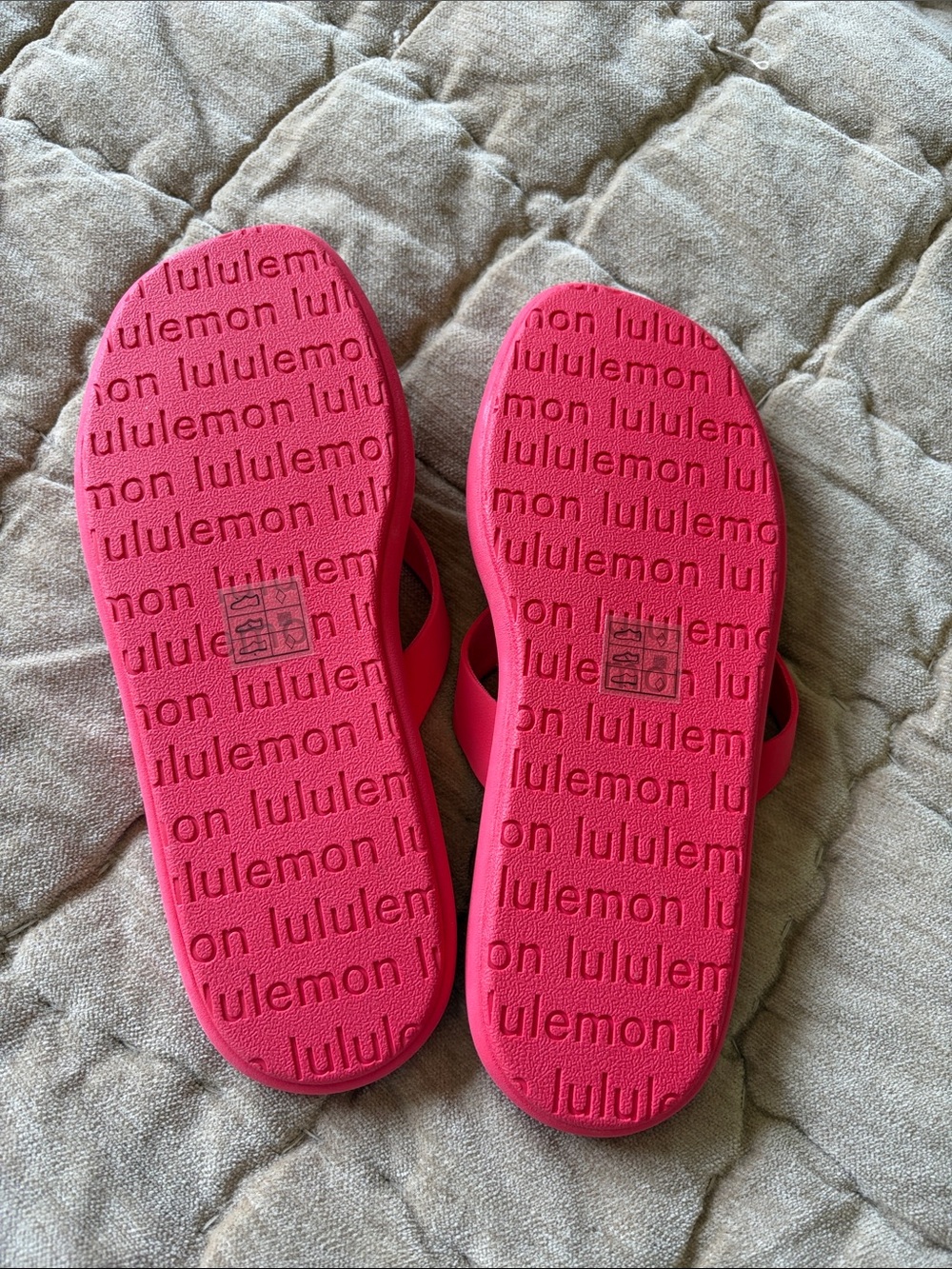 NWOT-Lululemon Women's Melon color Flip Flop Sandals - Picture 2 of 3